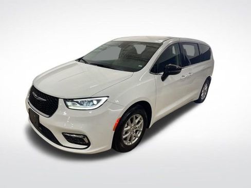 Used 2024 Chrysler Pacifica Touring-L image 38