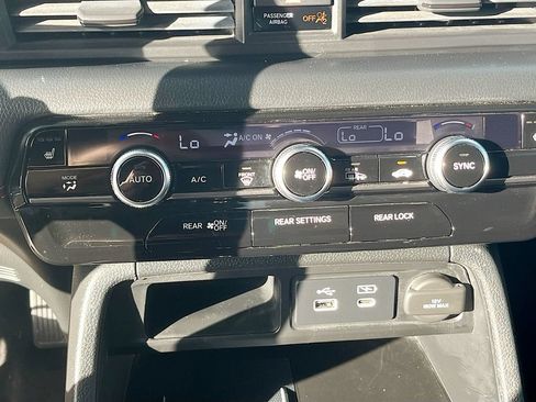 Used 2025 Honda Pilot TrailSport image 15