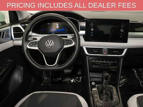 Used 2025 Volkswagen Taos SE AWD/4WD image 6