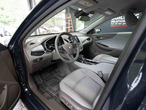 Used 2025 Chevrolet Malibu LT FWD image 8