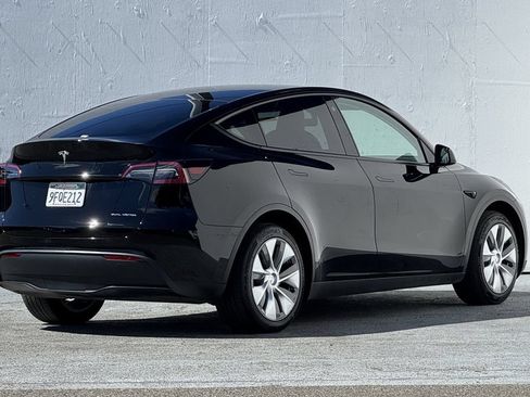 Used 2023 Tesla Model Y Long Range AWD/4WD image 3