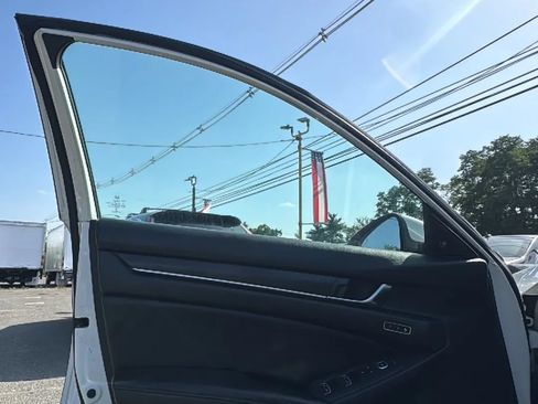 Used 2018 Honda Accord Touring image 10