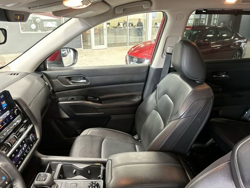 Certified 2024 Nissan Pathfinder SL image 3