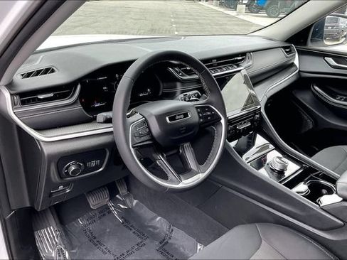 Used 2023 Jeep Grand Cherokee Laredo AWD/4WD image 14