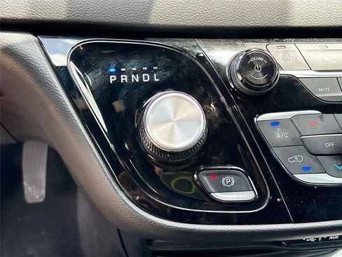 Used 2025 Chrysler Pacifica Select FWD image 16