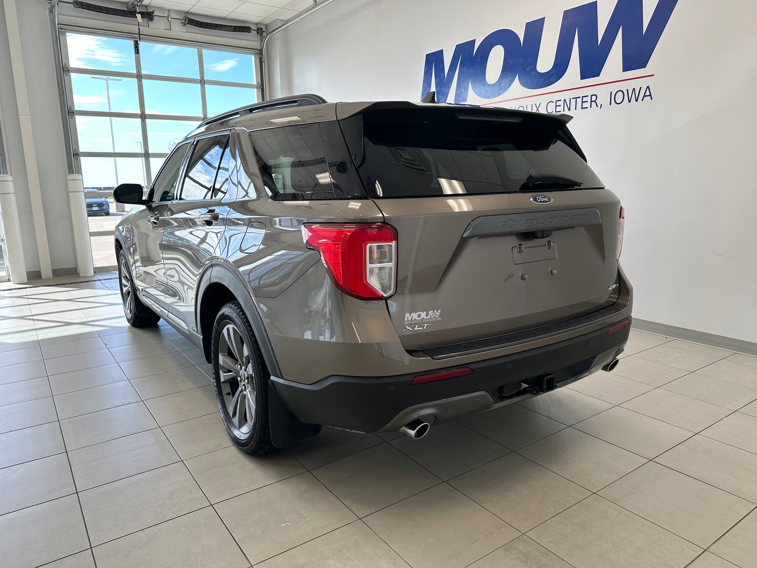 Used 2021 Ford Explorer XLT w/ Equipment Group 202A AWD/4WD image 6
