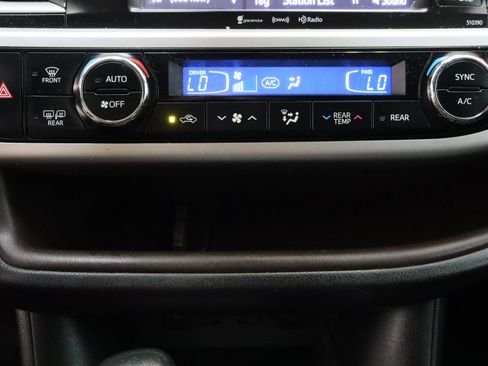 Used 2019 Toyota Highlander XLE FWD image 19