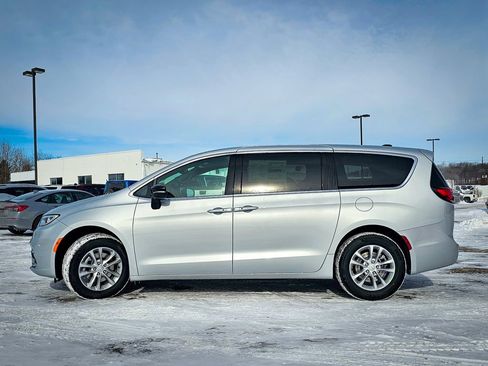 New 2026 Chrysler Pacifica Select image 6