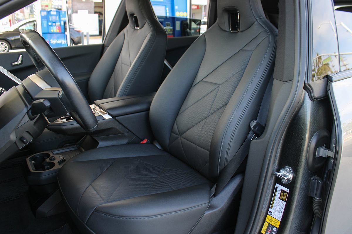 Used 2024 BMW iX xDrive50 w/ Sport Package AWD/4WD image 15