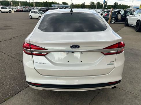 Used 2018 Ford Fusion SE w/ Fusion SE Technology Package FWD image 6