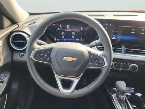 Used 2025 Chevrolet Trax LT w/ LT Convenience Package FWD image 10