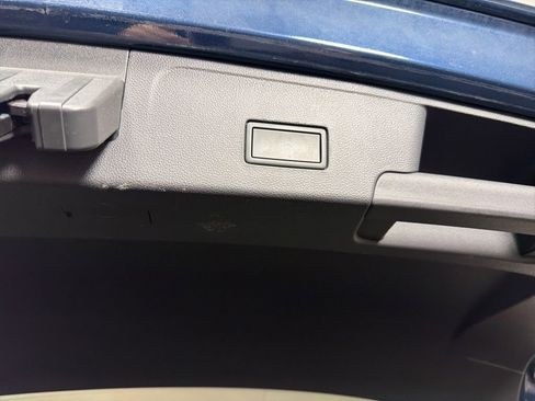 Used 2022 Volkswagen Atlas Cross Sport SEL R-Line image 20