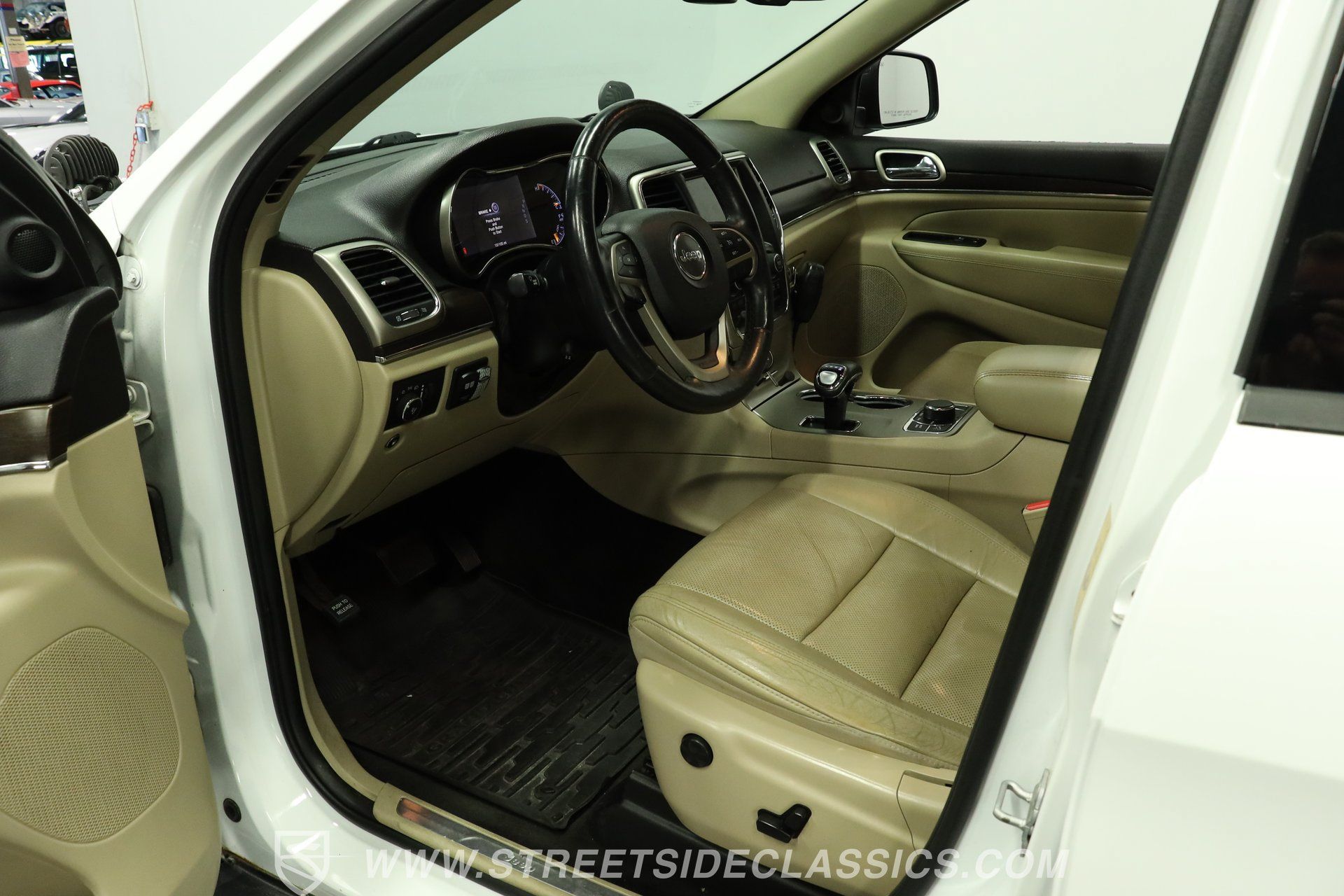 Used 2014 Jeep Grand Cherokee Limited w/ Luxury Group II AWD/4WD image 4