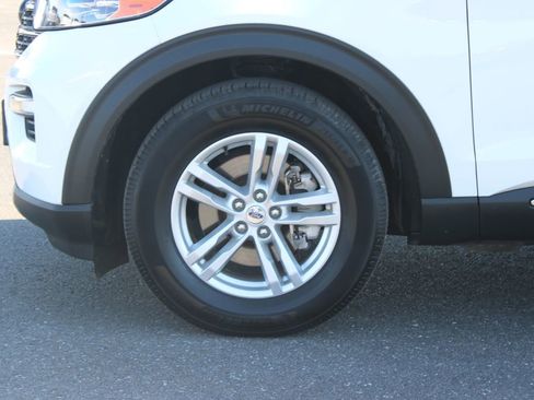 Used 2023 Ford Explorer XLT w/ Equipment Group 202A AWD/4WD image 18