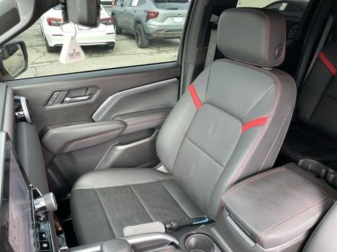 Used 2025 Chevrolet Colorado Z71 w/ Technology Package AWD/4WD image 25