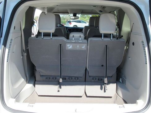 Used 2020 Chrysler Pacifica Touring-L image 31