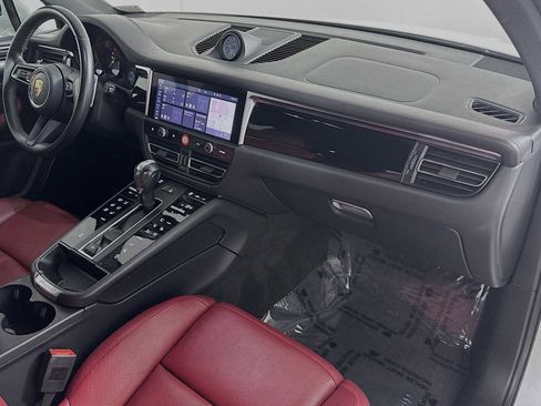Certified 2023 Porsche Macan image 30