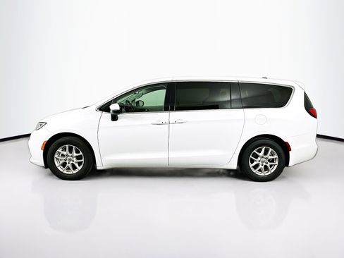 Used 2023 Chrysler Pacifica Touring-L FWD image 4