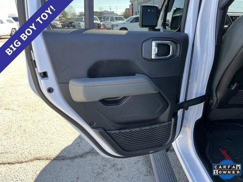 Used 2025 Jeep Gladiator Mojave image 17