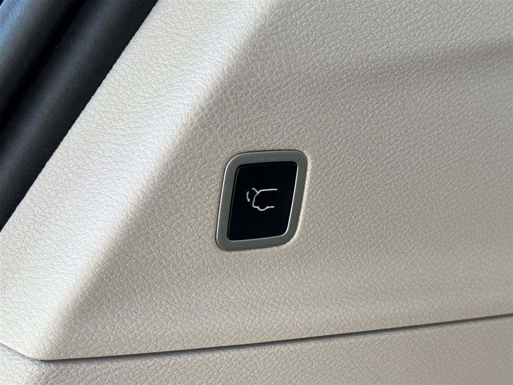 Used 2024 Chrysler Voyager LX FWD image 18