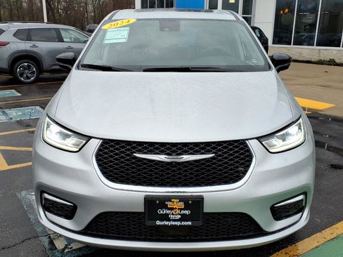 Used 2024 Chrysler Pacifica Limited image 2