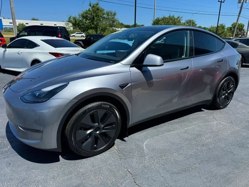 Used 2024 Tesla Model Y Long Range AWD/4WD image 2