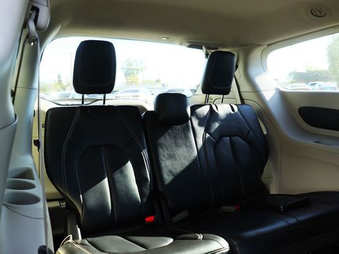 Used 2023 Chrysler Pacifica Touring-L image 31