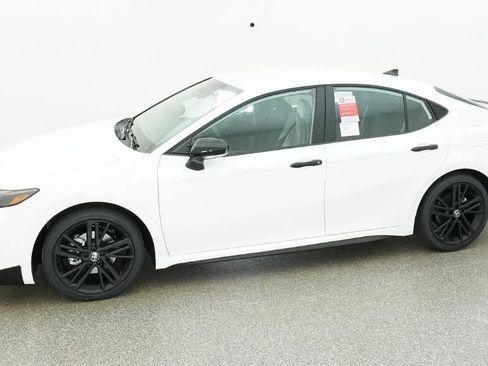 New 2026 Toyota Camry Hybrid FWD image 2