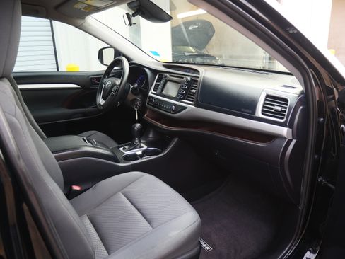 Used 2019 Toyota Highlander LE image 16