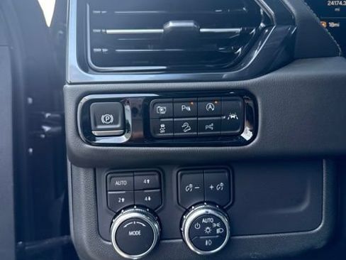 Used 2025 GMC Yukon XL AT4 w/ AT4 Premium Package AWD/4WD image 28