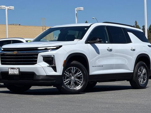 Used 2026 Chevrolet Traverse LT AWD/4WD image 9
