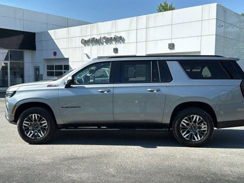 Used 2025 Chevrolet Suburban Z71 AWD/4WD image 4