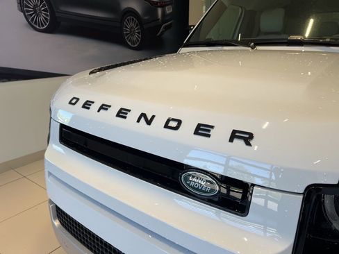 New 2024 Land Rover Defender 110 SE image 8