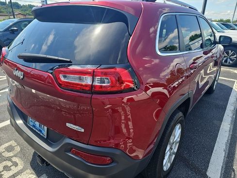 Used 2017 Jeep Cherokee Latitude w/ Cold Weather Group AWD/4WD image 6