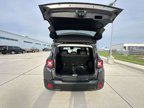 Used 2019 Jeep Renegade Latitude w/ Cold Weather Group AWD/4WD image 26