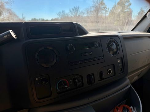 Used 2014 Ford E-350 and Econoline 350 Super Duty image 27