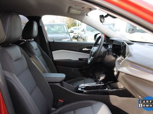 Used 2024 Chevrolet Trax LT w/ LT Convenience Package image 38