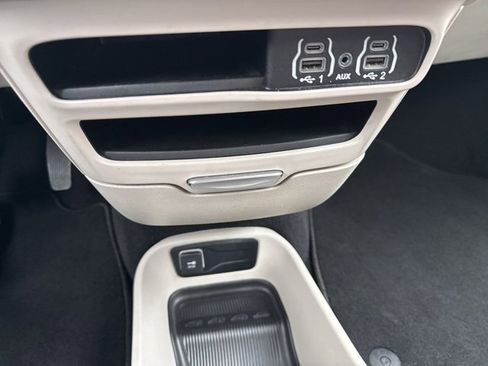 Used 2023 Chrysler Pacifica Touring-L image 37