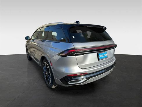 Used 2024 Lincoln Nautilus Reserve image 4