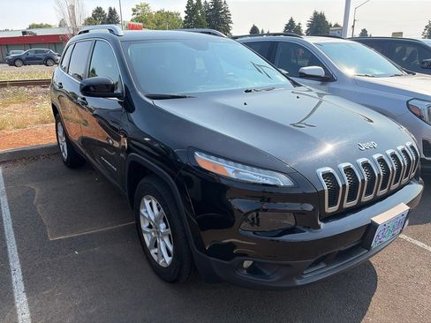 Used 2017 Jeep Cherokee Latitude AWD/4WD image 9