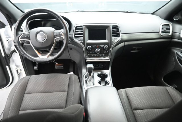 Used 2020 Jeep Grand Cherokee Laredo w/ Security & Convenience Group AWD/4WD image 21