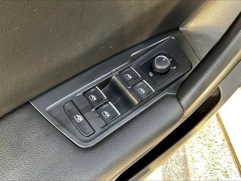 Used 2021 Volkswagen Tiguan SE image 36