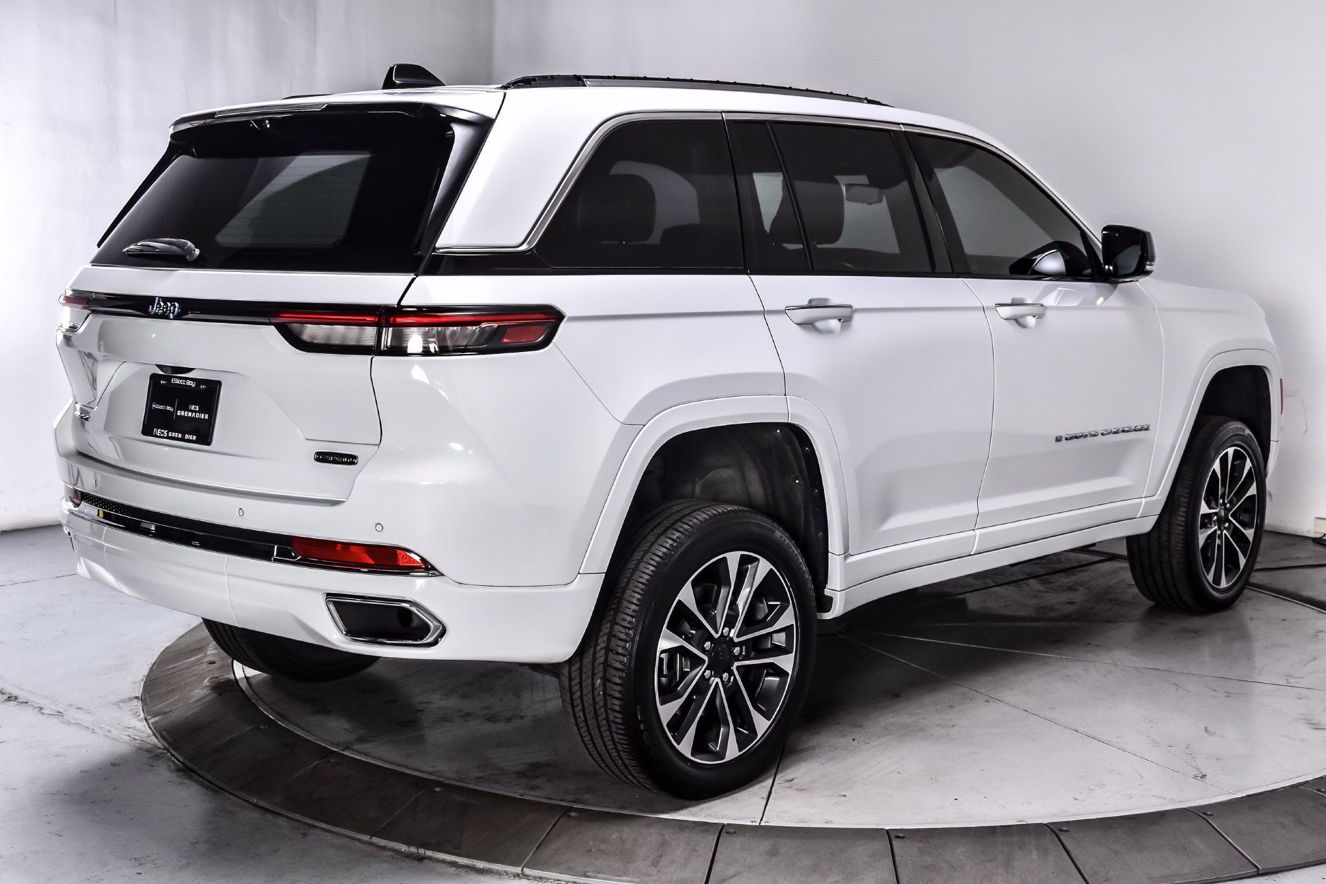 Used 2023 Jeep Grand Cherokee Overland w/ Luxury Tech Group IV AWD/4WD image 6