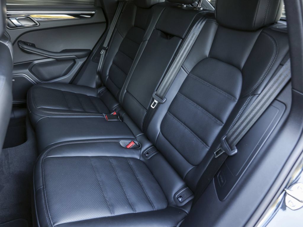 Certified 2026 Porsche Macan AWD/4WD image 32