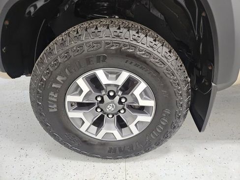 Used 2017 Toyota Tacoma TRD Off-Road image 9