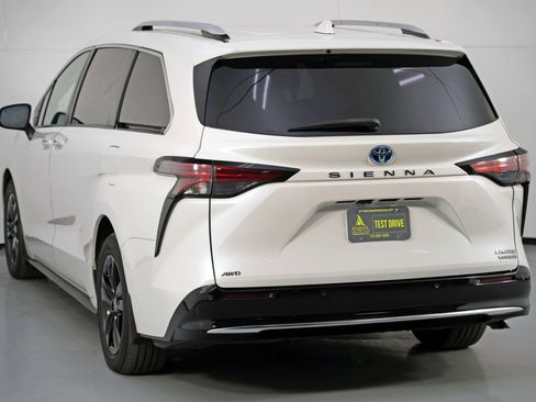 Used 2021 Toyota Sienna Limited image 52