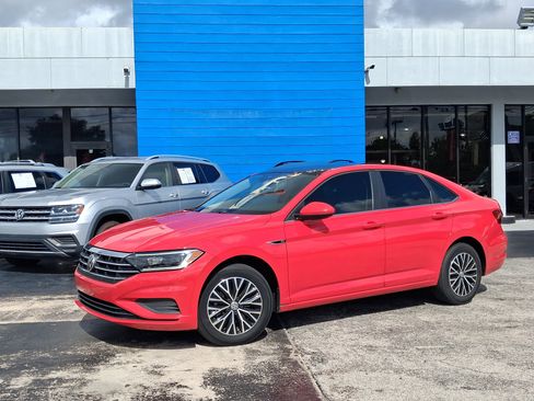 Used 2019 Volkswagen Jetta SEL w/ Cold Weather Package FWD image 2