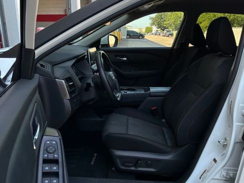 Used 2025 Nissan Rogue SV FWD image 10
