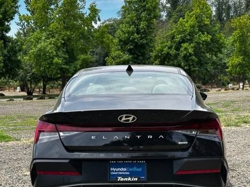 Certified 2025 Hyundai Elantra Limited FWD image 8