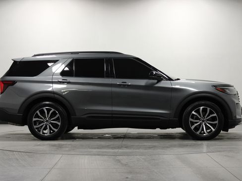 Used 2025 Ford Explorer ST-Line w/ Premium Package image 3